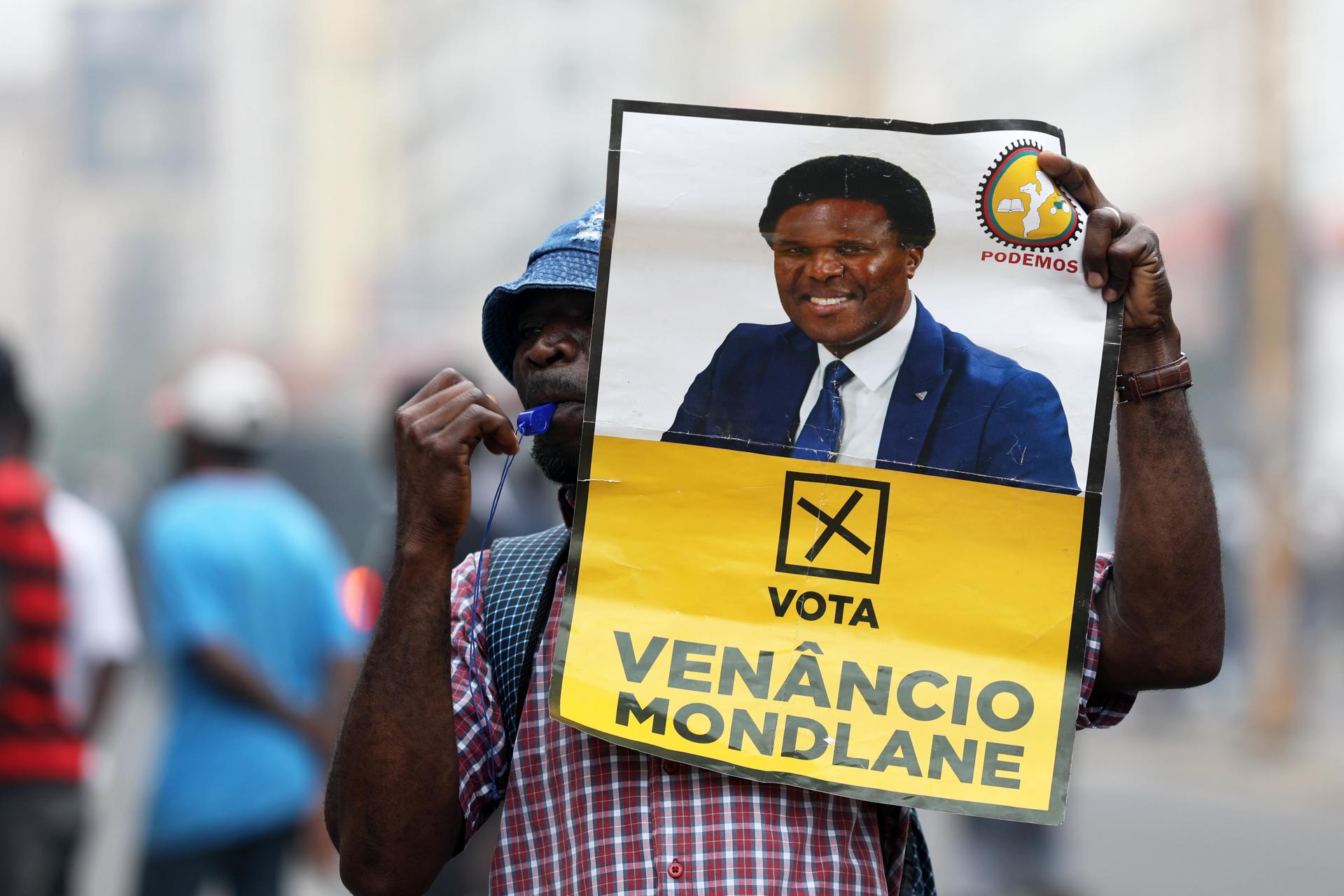 Un manifestante sostiene un cartel durante una protesta organizada por los seguidores de Venancio Mondlane en contra del proceso electoral en Maputo, Mozambique, el 27 de noviembre de 2024. EFE/EPA/LUISA NHANTUMBO