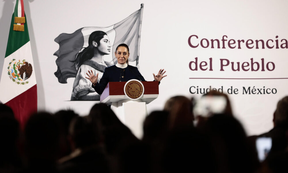 La presidenta de México, Claudia Sheinbaum, habla durante una rueda de prensa este lunes, en el Palacio Nacional de la Ciudad de México (México). EFE/ José Méndez