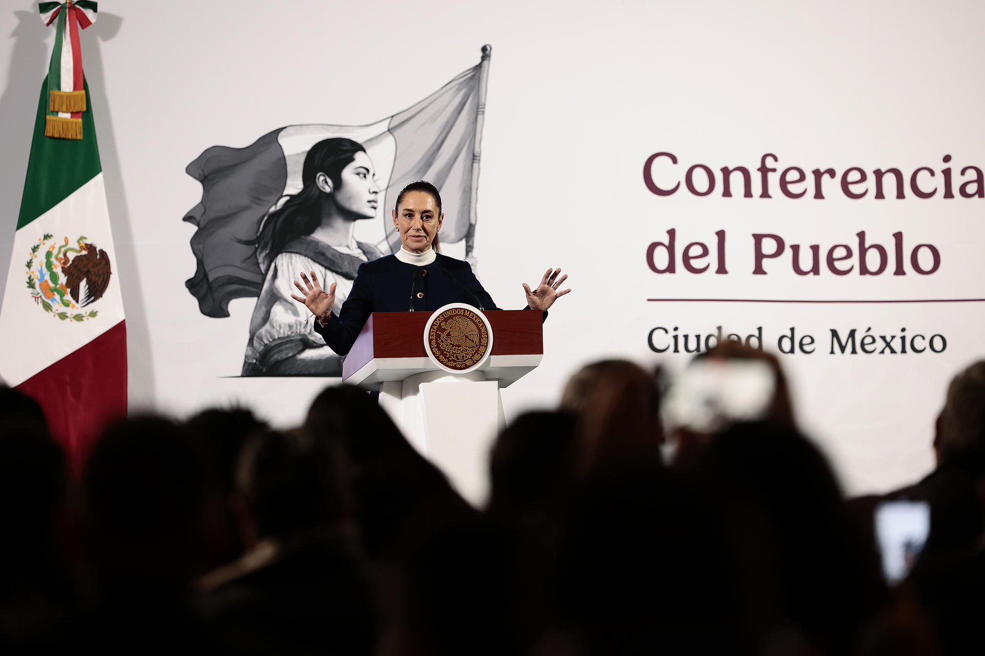 La presidenta de México, Claudia Sheinbaum, habla durante una rueda de prensa este lunes, en el Palacio Nacional de la Ciudad de México (México). EFE/ José Méndez