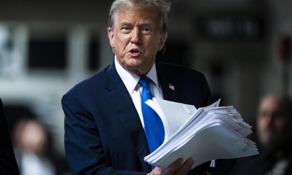 Fotografía de archivo del 18 de abril 2024 del expresidente de los Estados Unidos Donald Trump con documentos a su salida de una audiencia en una corte de Manhattan en Nueva York (EE.UU.). EFE/EPA/JABIN BOTSFORD