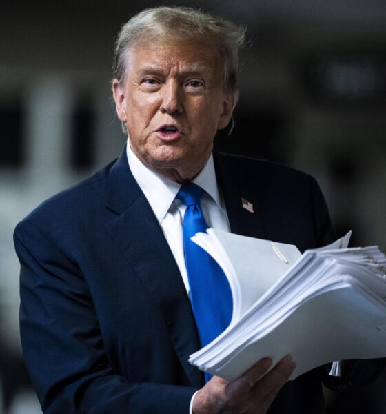 Fotografía de archivo del 18 de abril 2024 del expresidente de los Estados Unidos Donald Trump con documentos a su salida de una audiencia en una corte de Manhattan en Nueva York (EE.UU.). EFE/EPA/JABIN BOTSFORD