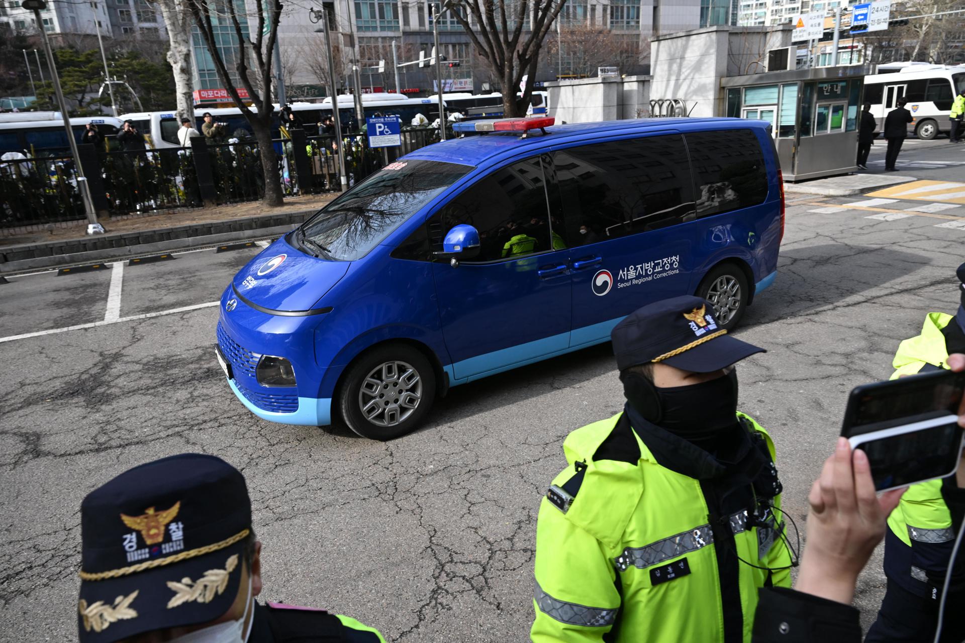 Seúl (Corea del Sur) (EFE).- El presidente surcoreano, Yoon Suk-yeol, acudió este sábado a declarar ante el tribunal que debe decidir si extender o no el arresto del depuesto mandatario, detenido por la oficina nacional anticorrupción por su fugaz declaración de la ley marcial. EFE/JUNG YEON-JE / POOL