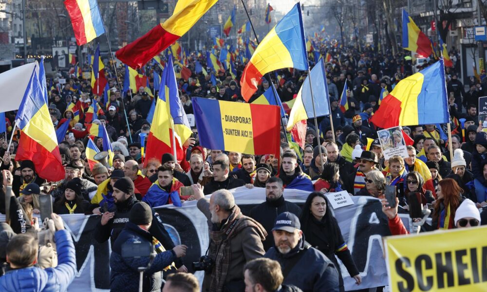 Participantes en la manifestación organizada este domingo en Bucarest por el partido ultranacionalista AUR para pedir que continúe en Rumanía el proceso de las elecciones presidenciales que fue cancelado por sospechas de injerencia rusa y financiación irregular. EFE/EPA/Robert Ghement