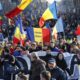 Participantes en la manifestación organizada este domingo en Bucarest por el partido ultranacionalista AUR para pedir que continúe en Rumanía el proceso de las elecciones presidenciales que fue cancelado por sospechas de injerencia rusa y financiación irregular. EFE/EPA/Robert Ghement