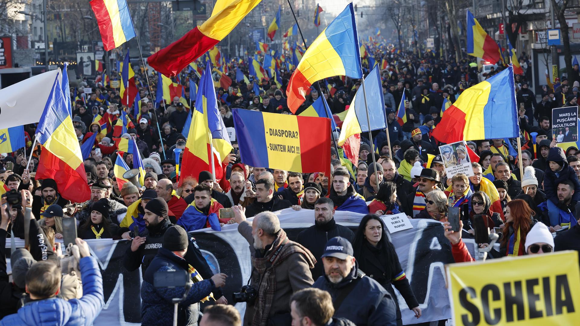 Participantes en la manifestación organizada este domingo en Bucarest por el partido ultranacionalista AUR para pedir que continúe en Rumanía el proceso de las elecciones presidenciales que fue cancelado por sospechas de injerencia rusa y financiación irregular. EFE/EPA/Robert Ghement