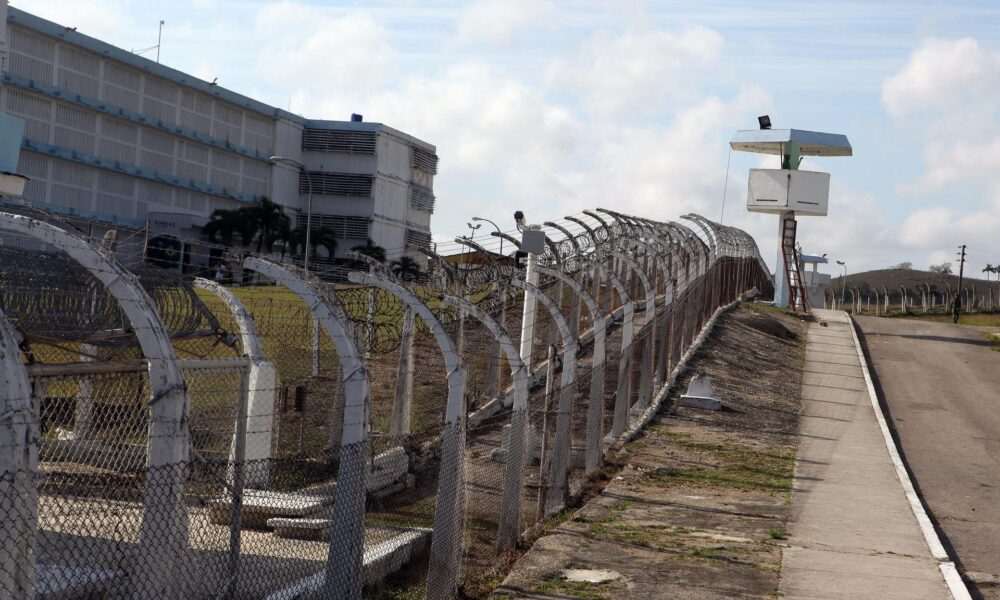 Vista del cordón de seguridad y uno de los edificios donde residen los internos de la prisión Combinado del Este, en La Habana (Cuba). EFE/Alejandro Ernesto