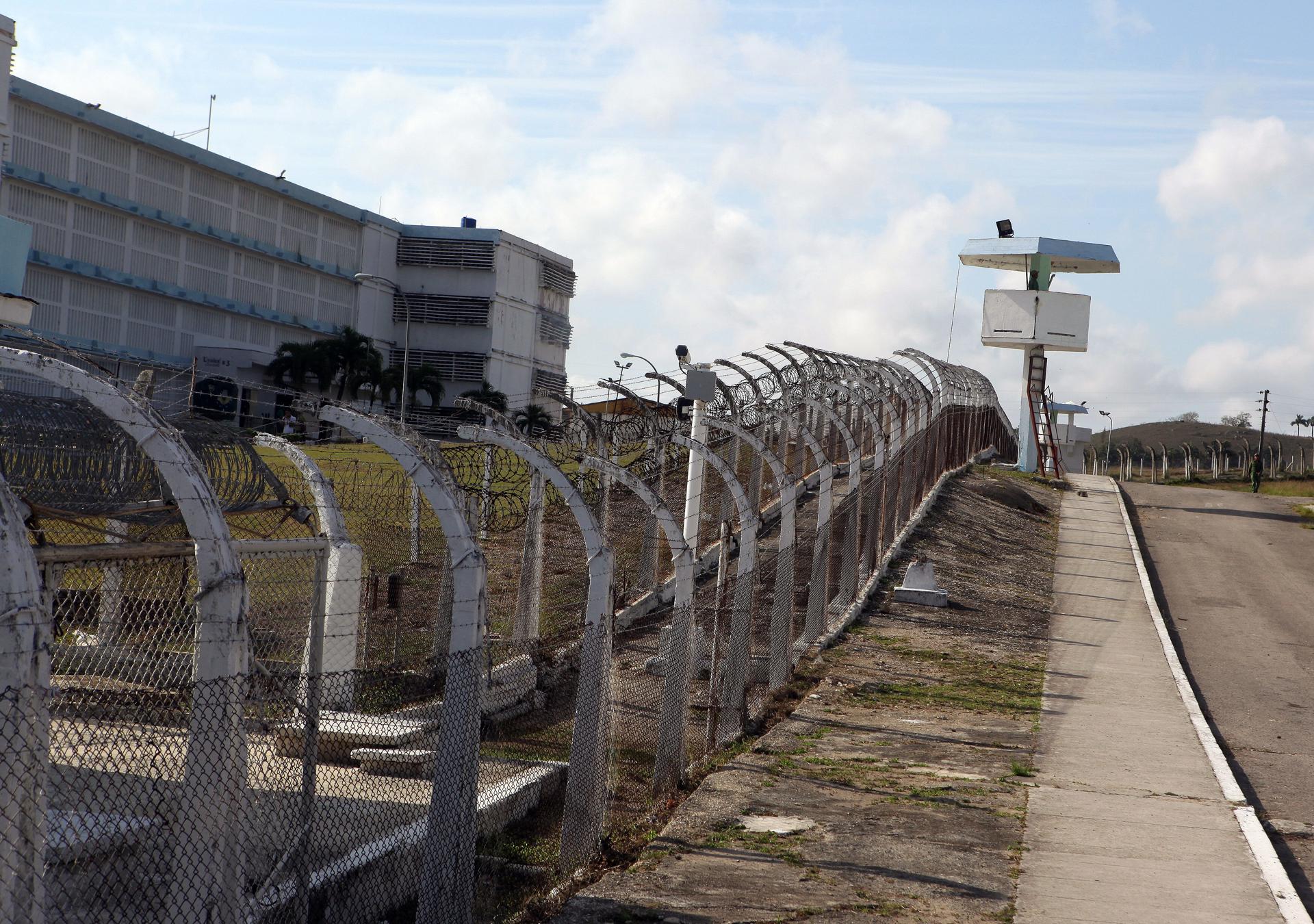 Vista del cordón de seguridad y uno de los edificios donde residen los internos de la prisión Combinado del Este, en La Habana (Cuba). EFE/Alejandro Ernesto