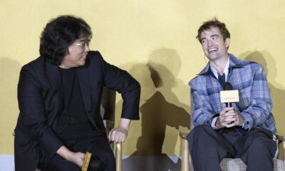 El director surcoreano Bong Joon-ho (I) y el actor británico Robert Pattinson asisten a una conferencia de prensa en Seúl, el 20 de enero de 2025, para promocionar su nueva película, 'Mickey 17'. EFE/EPA/YONHAP SOUTH KOREA OUT