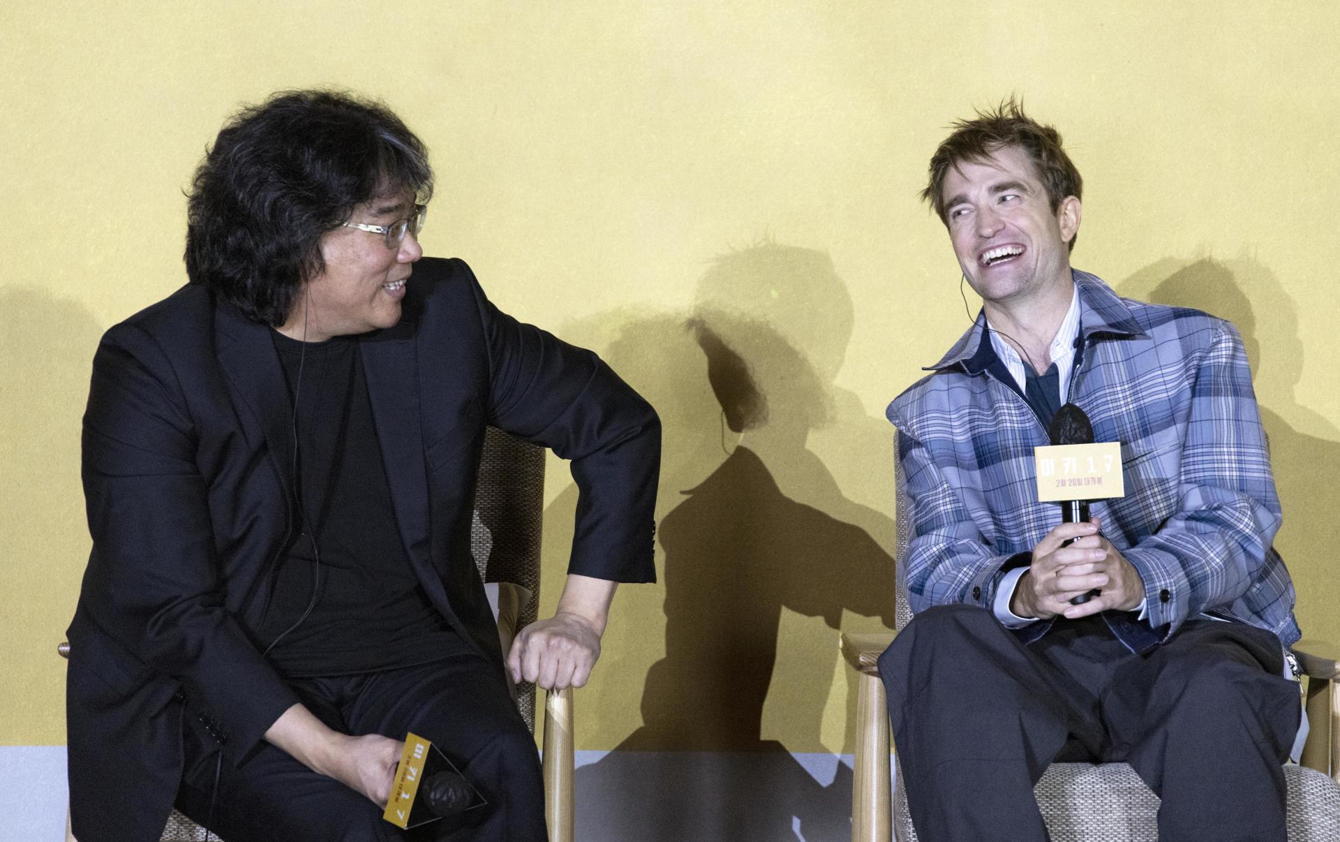 El director surcoreano Bong Joon-ho (I) y el actor británico Robert Pattinson asisten a una conferencia de prensa en Seúl, el 20 de enero de 2025, para promocionar su nueva película, 'Mickey 17'. EFE/EPA/YONHAP SOUTH KOREA OUT