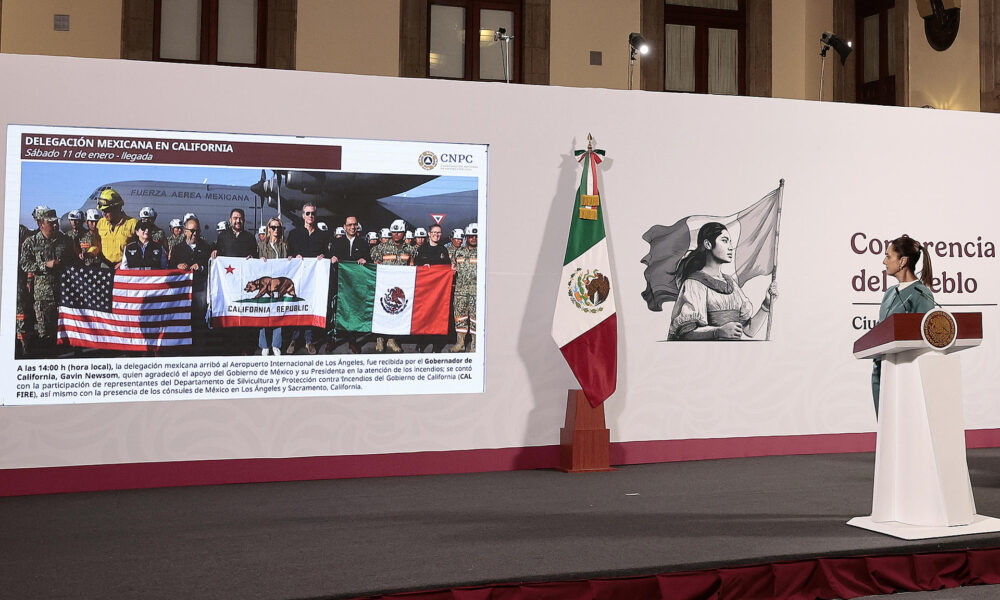 La presidenta de México, Claudia Sheinbaum, observa una imagen de la delegación mexicana en California este martes, en una rueda de prensa, en el Palacio Nacional de la Ciudad de México (México). EFE/ José Méndez