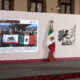 La presidenta de México, Claudia Sheinbaum, observa una imagen de la delegación mexicana en California este martes, en una rueda de prensa, en el Palacio Nacional de la Ciudad de México (México). EFE/ José Méndez