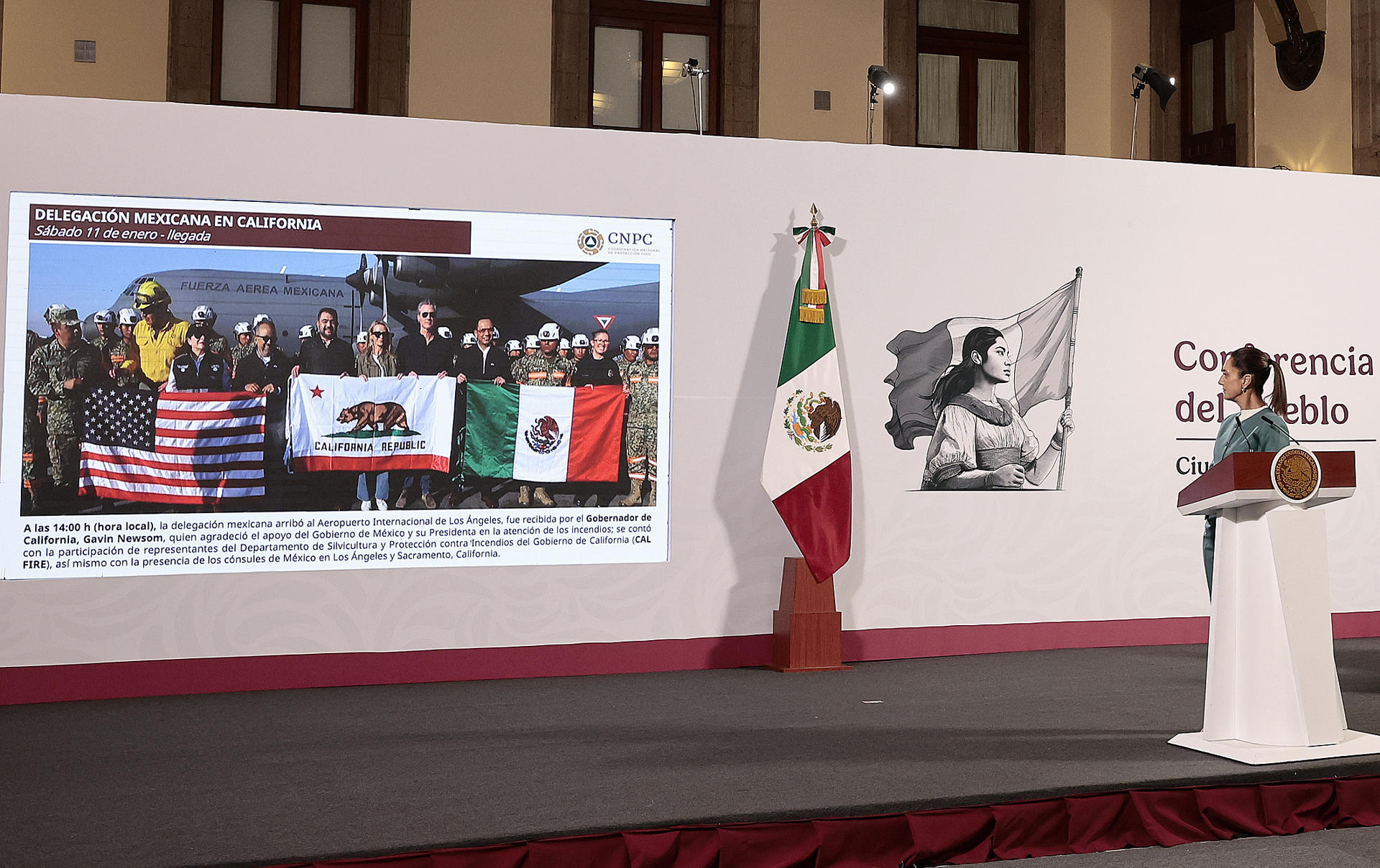 La presidenta de México, Claudia Sheinbaum, observa una imagen de la delegación mexicana en California este martes, en una rueda de prensa, en el Palacio Nacional de la Ciudad de México (México). EFE/ José Méndez