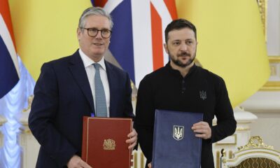 El presidente ucraniano, Volodímir Zelenski (d), y el primer ministro británico, Keir Starmer (i) posan mientras intercambian documentos durante su reunión en Kiev, Ucrania, el 16 de enero de 2025. EFE/EPA/SERGEY DOLZHENKO