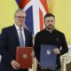 El presidente ucraniano, Volodímir Zelenski (d), y el primer ministro británico, Keir Starmer (i) posan mientras intercambian documentos durante su reunión en Kiev, Ucrania, el 16 de enero de 2025. EFE/EPA/SERGEY DOLZHENKO