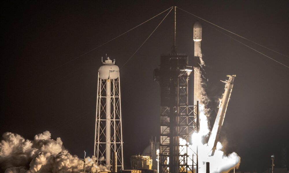 Fotografía del despegue de la misión Blue Ghost 1, a bordo de un cohete Falcon 9 de SpaceX, desde el Complejo de Lanzamiento 39A de la NASA, en el Centro Espacial Kennedy de Cabo Cañaveral, Florida (EE.UU.). Según la NASA, la misión Blue Ghost 1 de Firefly Aerospace, que forma parte de la iniciativa de Servicios de Carga Lunar Comercial de la agencia y de la campaña Artemis, fue lanzada con éxito el 15 de enero de 2025. EFE/EPA/CRISTOBAL HERRERA-ULASHKEVICH