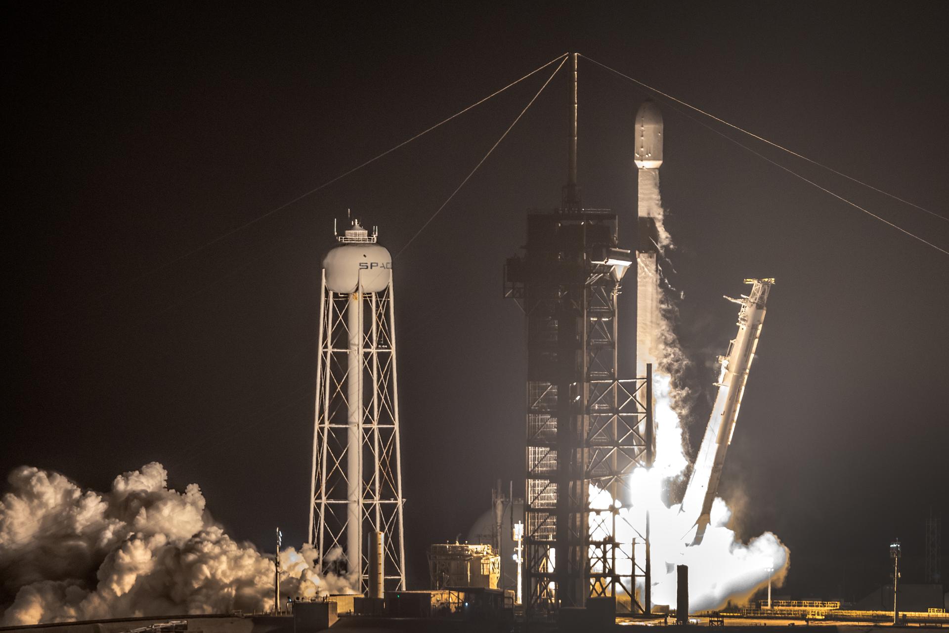 Fotografía del despegue de la misión Blue Ghost 1, a bordo de un cohete Falcon 9 de SpaceX, desde el Complejo de Lanzamiento 39A de la NASA, en el Centro Espacial Kennedy de Cabo Cañaveral, Florida (EE.UU.). Según la NASA, la misión Blue Ghost 1 de Firefly Aerospace, que forma parte de la iniciativa de Servicios de Carga Lunar Comercial de la agencia y de la campaña Artemis, fue lanzada con éxito el 15 de enero de 2025. EFE/EPA/CRISTOBAL HERRERA-ULASHKEVICH