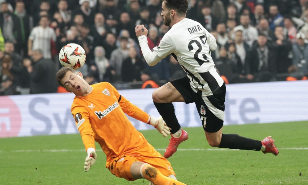 El jugador del Besiktas Rafa Silva (d) logra el 3-1 ante el portero del Athletic Julen Agirrezabala durante el partido de la UEFA Europa League jugado en Estambul, Turquía.EFE/EPA/ERDEM SAHIN