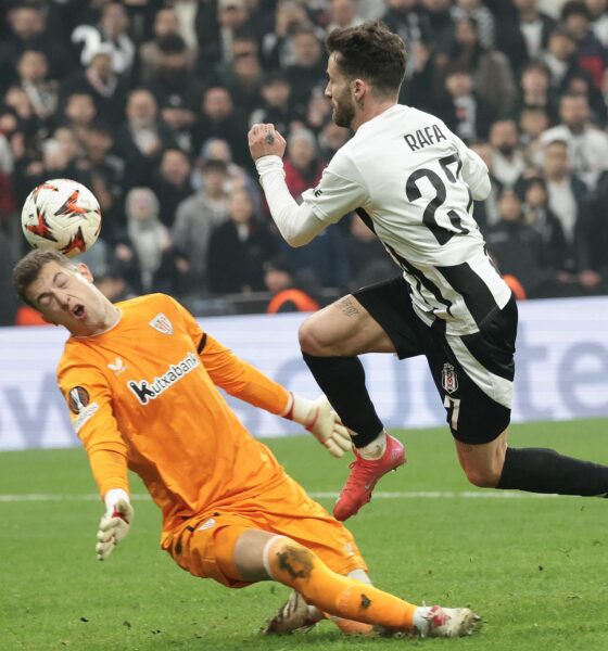 El jugador del Besiktas Rafa Silva (d) logra el 3-1 ante el portero del Athletic Julen Agirrezabala durante el partido de la UEFA Europa League jugado en Estambul, Turquía.EFE/EPA/ERDEM SAHIN