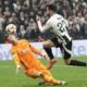 El jugador del Besiktas Rafa Silva (d) logra el 3-1 ante el portero del Athletic Julen Agirrezabala durante el partido de la UEFA Europa League jugado en Estambul, Turquía.EFE/EPA/ERDEM SAHIN