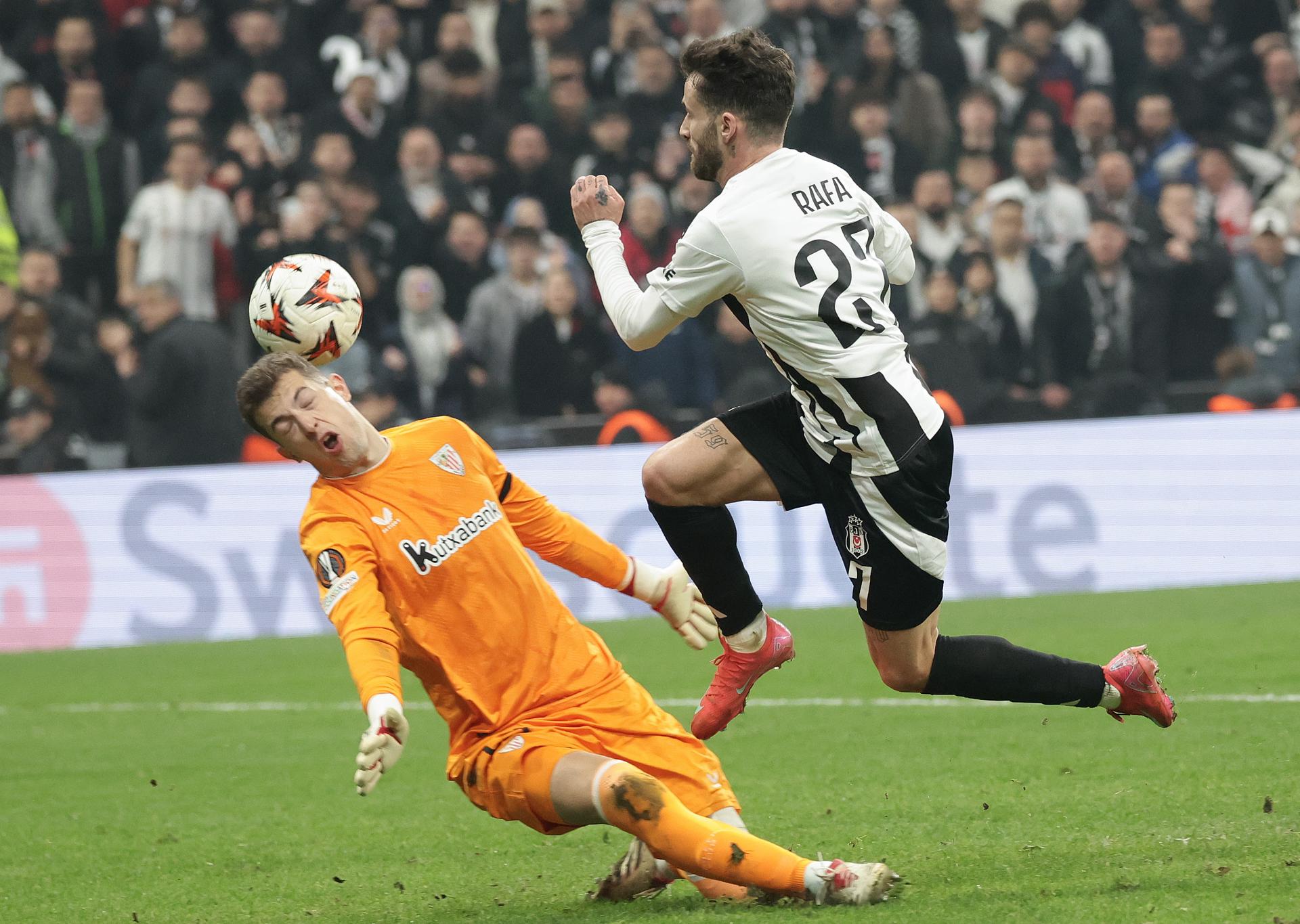 El jugador del Besiktas Rafa Silva (d) logra el 3-1 ante el portero del Athletic Julen Agirrezabala durante el partido de la UEFA Europa League jugado en Estambul, Turquía.EFE/EPA/ERDEM SAHIN