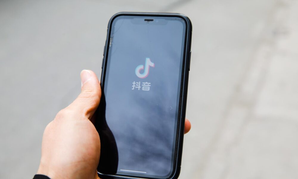 La versión china de la aplicación de video TikTok, Douyin, se muestra en una pantalla de teléfono. EFE/WU HAO