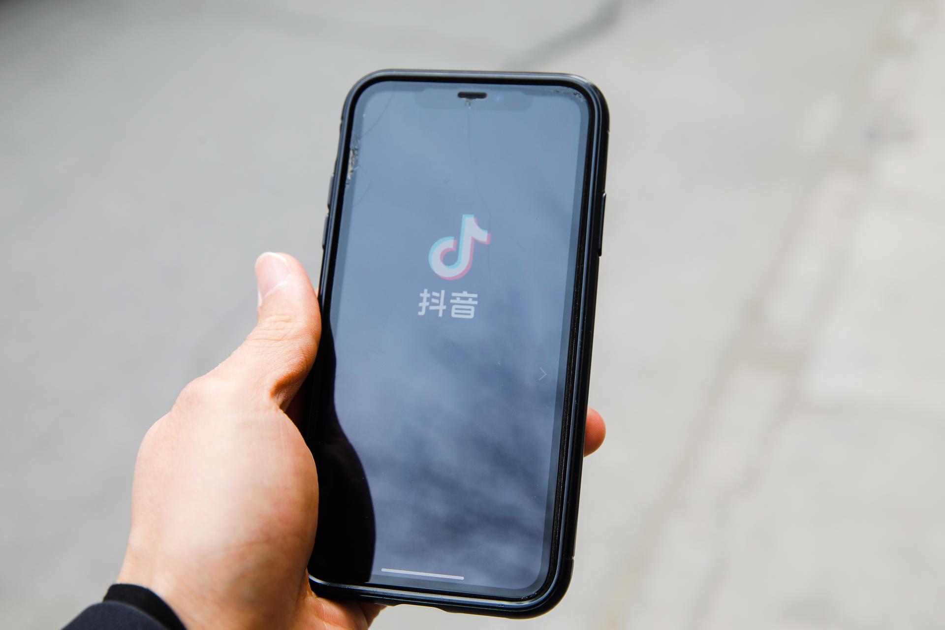 La versión china de la aplicación de video TikTok, Douyin, se muestra en una pantalla de teléfono. EFE/WU HAO