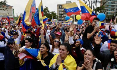 Venezolanos opositores asisten a una manifestación este 9 de enero de 2025, en la Plaza de Lourdes en Bogotá (Colombia). EFE/Carlos Ortega