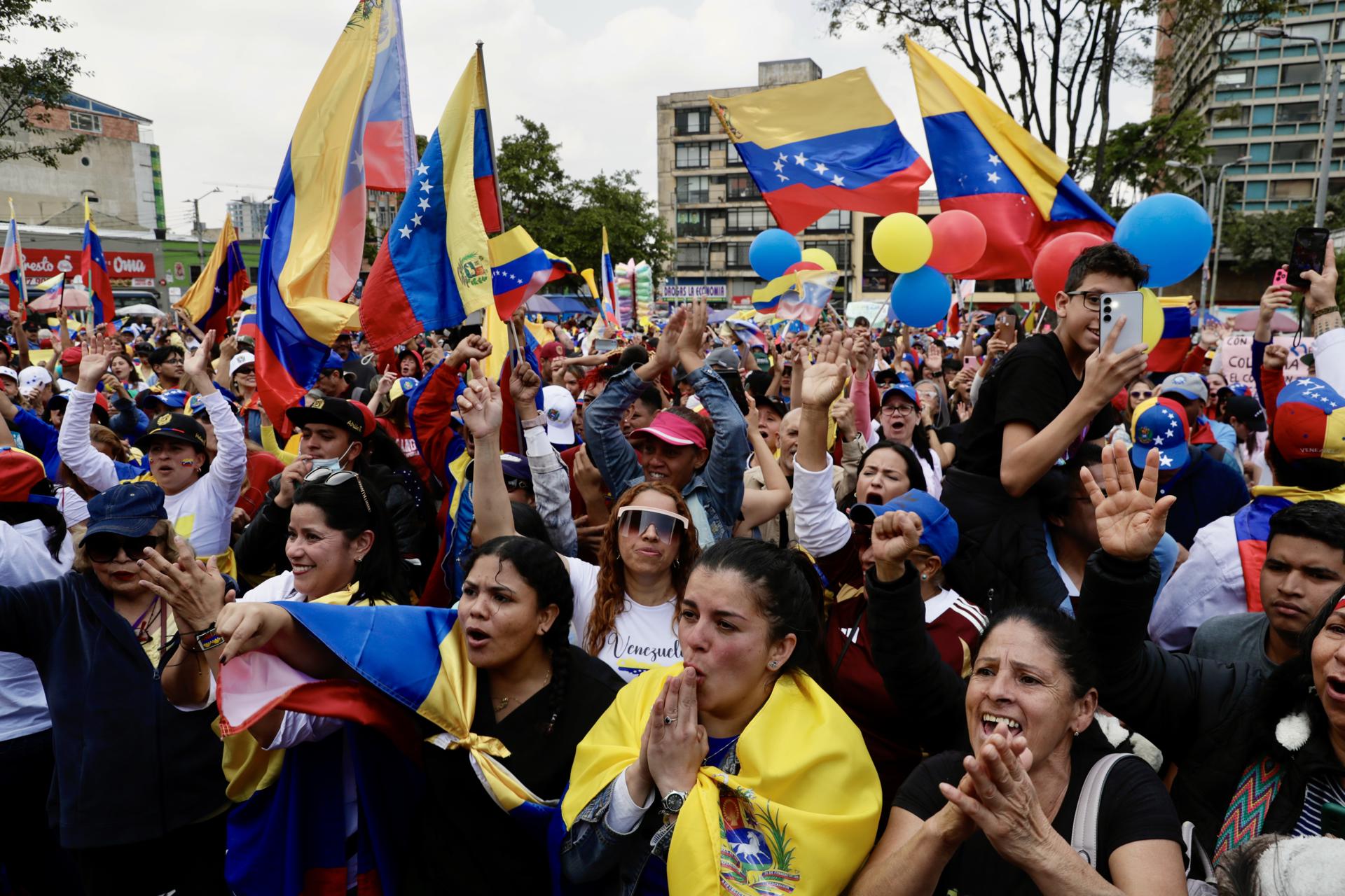 Venezolanos opositores asisten a una manifestación este 9 de enero de 2025, en la Plaza de Lourdes en Bogotá (Colombia). EFE/Carlos Ortega