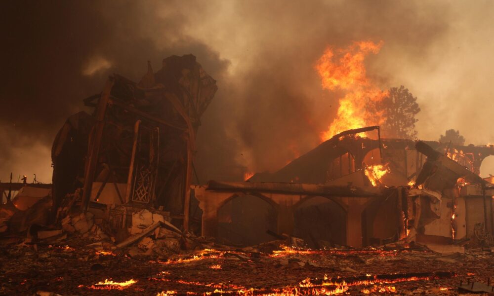 Una iglesia quemada por el incendio de Palisades yace en ruinas en el barrio Pacific Palisades de Los Ángeles, California, EE. UU. EFE/EPA/Allison Dinner