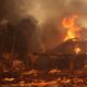 Una iglesia quemada por el incendio de Palisades yace en ruinas en el barrio Pacific Palisades de Los Ángeles, California, EE. UU. EFE/EPA/Allison Dinner