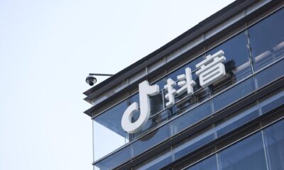 El logo de Douyin, el homólogo chino de TikTok, en una oficina de ByteDance en Beijing, China. EFE/WU HAO