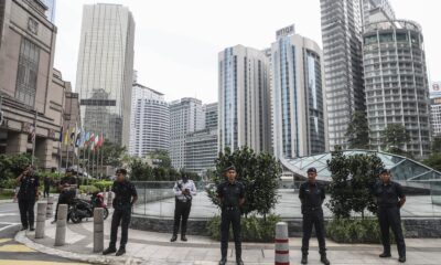 Kuala Lumpur (Malaysia), 10/06/2024.- Fotografía de archivo que muestra a agentes de la Policía de Malasia resguardando la seguridad del hotel Mandarin Oriental. EFE/EPA/FAZRY ISMAIL