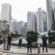 Kuala Lumpur (Malaysia), 10/06/2024.- Fotografía de archivo que muestra a agentes de la Policía de Malasia resguardando la seguridad del hotel Mandarin Oriental. EFE/EPA/FAZRY ISMAIL