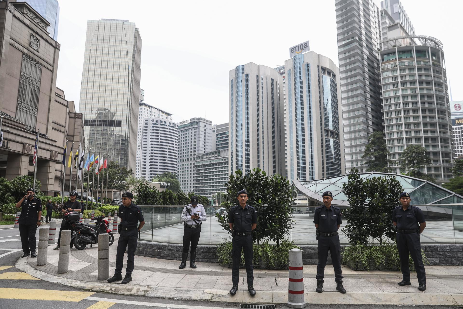 Kuala Lumpur (Malaysia), 10/06/2024.- Fotografía de archivo que muestra a agentes de la Policía de Malasia resguardando la seguridad del hotel Mandarin Oriental. EFE/EPA/FAZRY ISMAIL