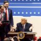 El presidente de Estados Unidos, Donald Trump (c), junto al vicepresidente estadounidense, J.D. Vance (segundo a la izquierda), mientras firma una serie de decretos en el escenario durante un acto inaugural presidencial en el Capitol One Arena en Washington, DC (EE.UU.). EFE/ALLISON DINNER