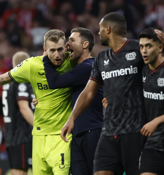 Xabi Alonso felicita a su portero Lukas Hradecky, tras el 2-2 del 26 de octubre de 2022 en el Metropolitano. EFE/ Juanjo Martín.