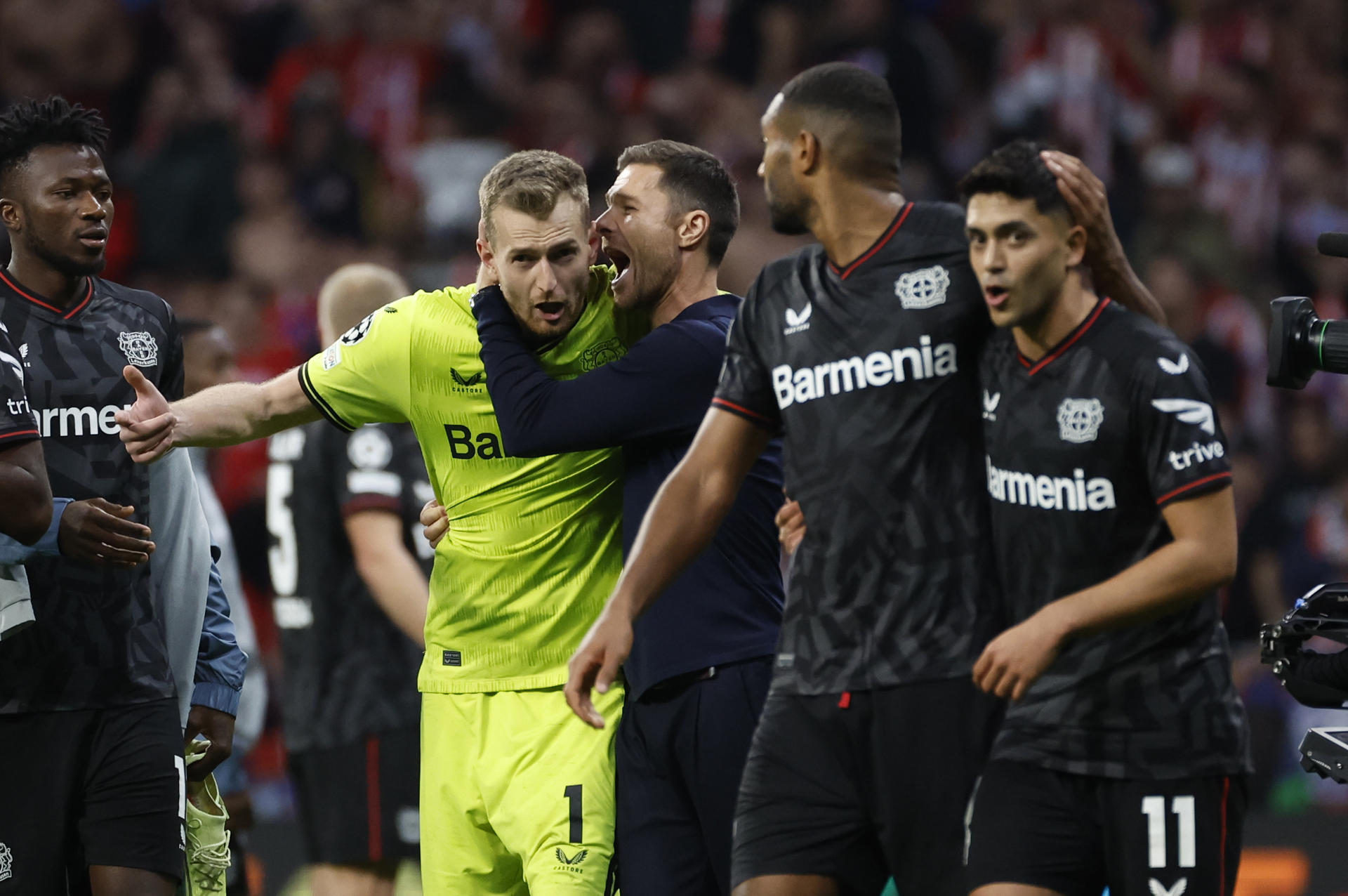 Xabi Alonso felicita a su portero Lukas Hradecky, tras el 2-2 del 26 de octubre de 2022 en el Metropolitano. EFE/ Juanjo Martín.