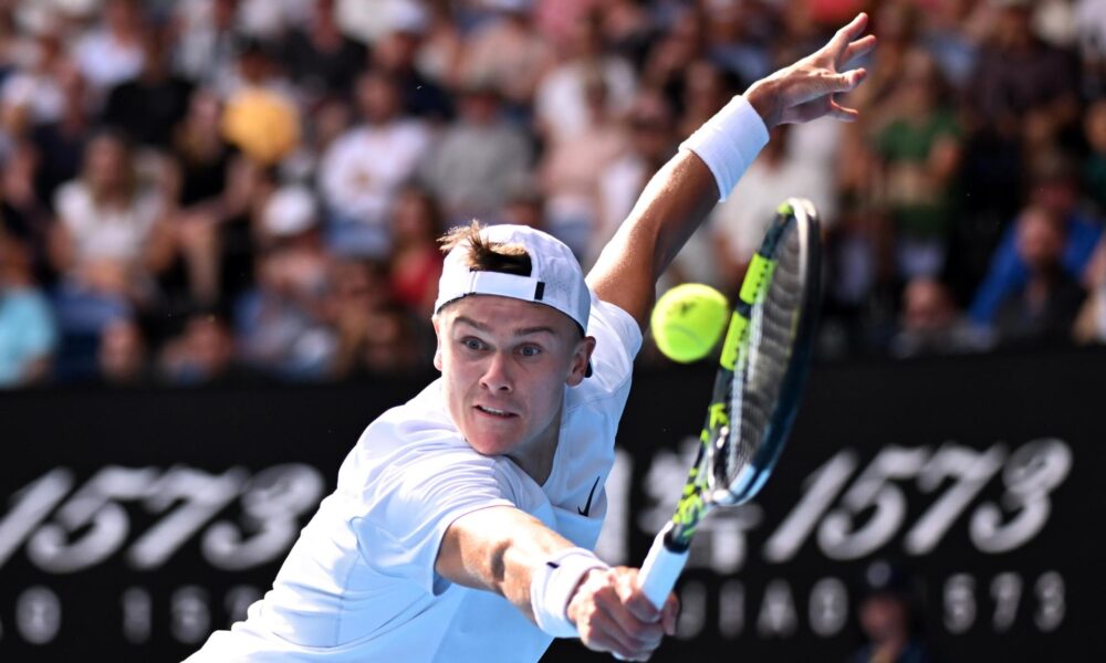 El tenista italiano Jannik en acción durante su partido de la ronda 4 contra el danés Holger Rune en el Abierto de Australia 2025 en Melbourne Park. EFE/EPA/JAMES ROSS