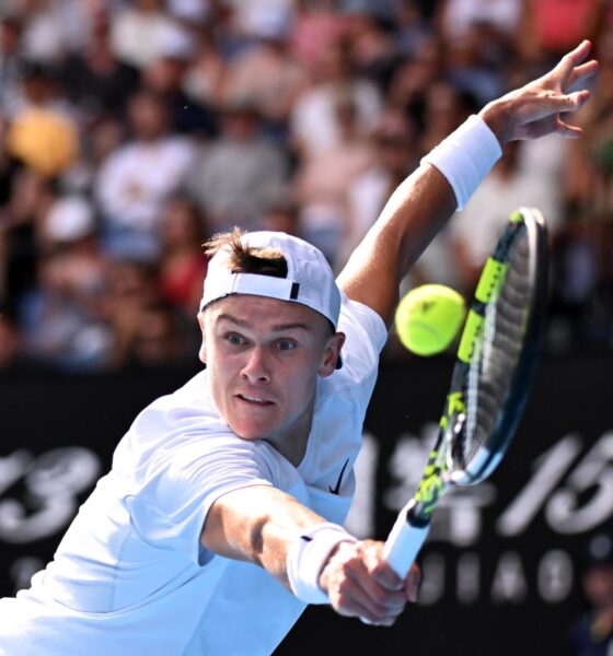 El tenista italiano Jannik en acción durante su partido de la ronda 4 contra el danés Holger Rune en el Abierto de Australia 2025 en Melbourne Park. EFE/EPA/JAMES ROSS