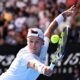 El tenista italiano Jannik en acción durante su partido de la ronda 4 contra el danés Holger Rune en el Abierto de Australia 2025 en Melbourne Park. EFE/EPA/JAMES ROSS