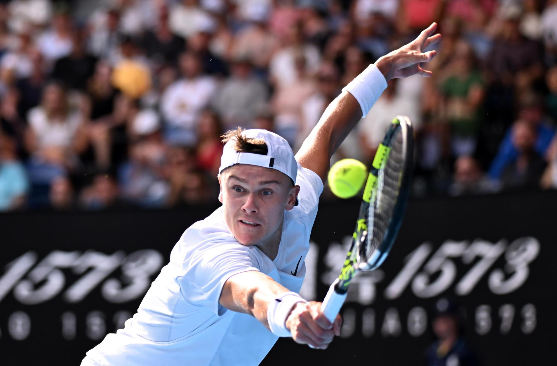 El tenista italiano Jannik en acción durante su partido de la ronda 4 contra el danés Holger Rune en el Abierto de Australia 2025 en Melbourne Park. EFE/EPA/JAMES ROSS