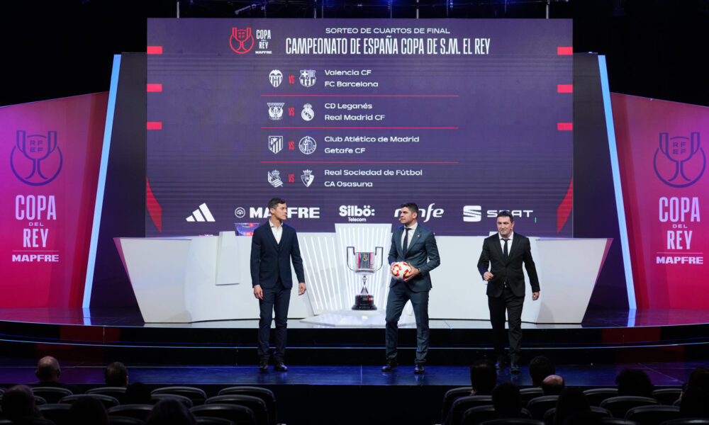 Los exfutbolistas Martín Mantovani (i) y Braulio Vázquez (d) y el periodista Saúl Ramos (c), presentador del evento, durante el sorteo de los cuartos de final de la Copa del Rey celebrado este lunes en la Ciudad del Fútbol de las Rozas (Madrid). EFE/ Borja Sánchez-Trillo