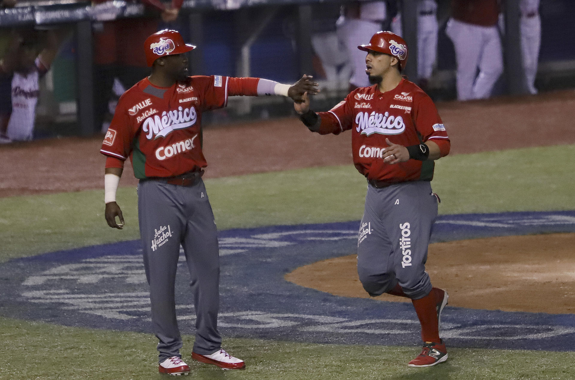 Fotografía de archivo donde aparecen varios jugadores de los Tomateros de Culiacán de México. EFE/Carlos Zepeda