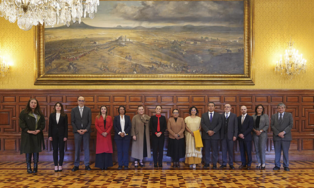 Fotografía cedida por la Presidencia de México, de la presidenta Claudia Sheinbaum (c) posando junto a consejeros del Instituto Nacional Electoral (INE) este jueves, luego de una reunión en el Palacio Nacional, en la Ciudad de México (México). EFE/ Presidencia de México /SOLO USO EDITORIAL/SOLO DISPONIBLE PARA ILUSTRAR LA NOTICIA QUE ACOMPAÑA (CRÉDITO OBLIGATORIO)