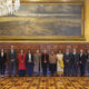 Fotografía cedida por la Presidencia de México, de la presidenta Claudia Sheinbaum (c) posando junto a consejeros del Instituto Nacional Electoral (INE) este jueves, luego de una reunión en el Palacio Nacional, en la Ciudad de México (México). EFE/ Presidencia de México /SOLO USO EDITORIAL/SOLO DISPONIBLE PARA ILUSTRAR LA NOTICIA QUE ACOMPAÑA (CRÉDITO OBLIGATORIO)