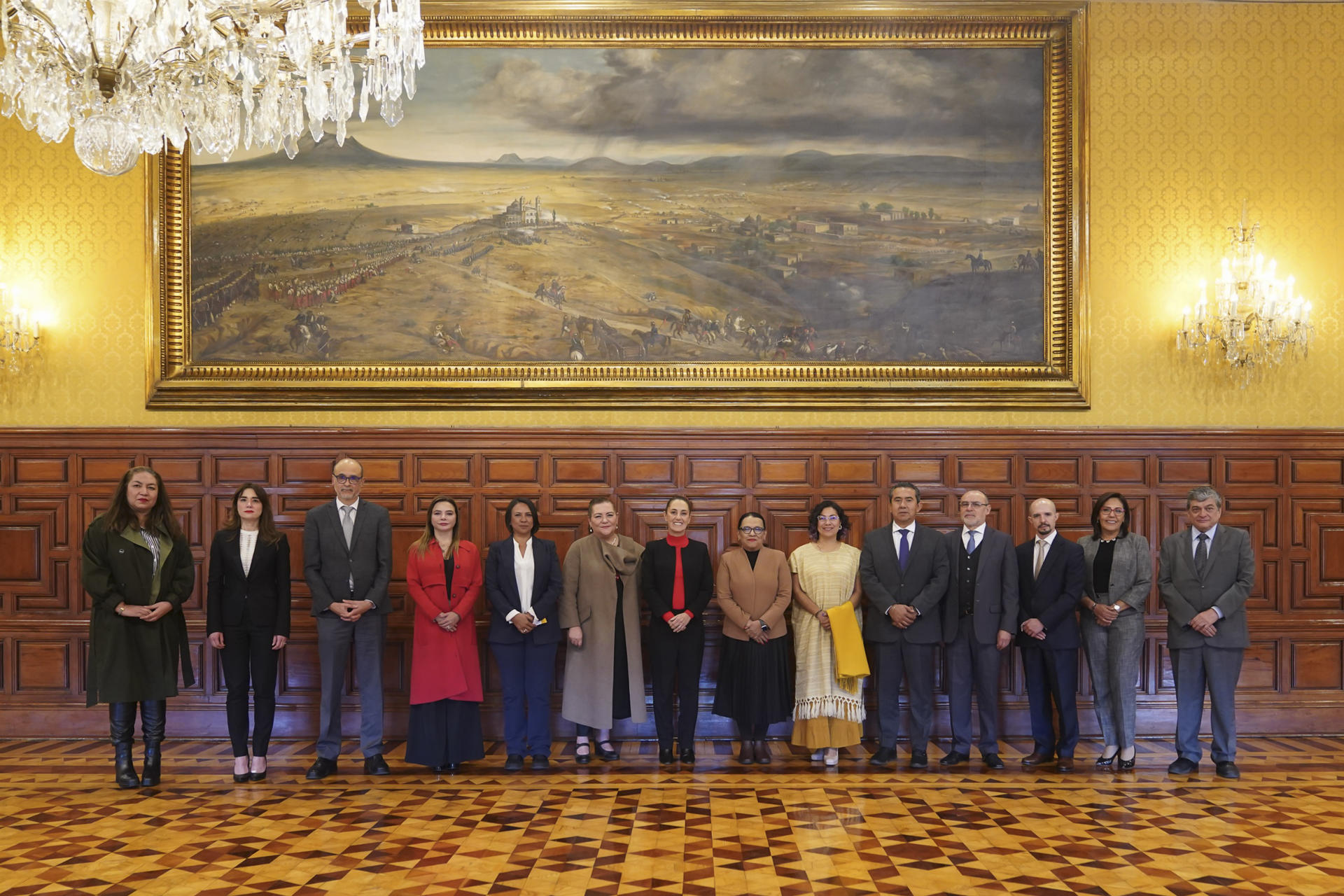 Fotografía cedida por la Presidencia de México, de la presidenta Claudia Sheinbaum (c) posando junto a consejeros del Instituto Nacional Electoral (INE) este jueves, luego de una reunión en el Palacio Nacional, en la Ciudad de México (México). EFE/ Presidencia de México /SOLO USO EDITORIAL/SOLO DISPONIBLE PARA ILUSTRAR LA NOTICIA QUE ACOMPAÑA (CRÉDITO OBLIGATORIO)