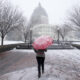 Fotografía de archivo de una mujer en medio de la nieve frente al Capitalio, el 05 de marzo de 2015. EFE/MICHAEL REYNOLDS