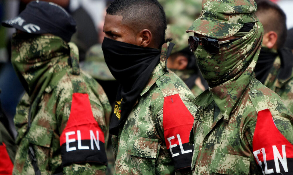 Fotografía de archivo del 16 de julio de 2013 de integrantes de ELN en Cali (Colombia). EFE/Christian Escobar Mora