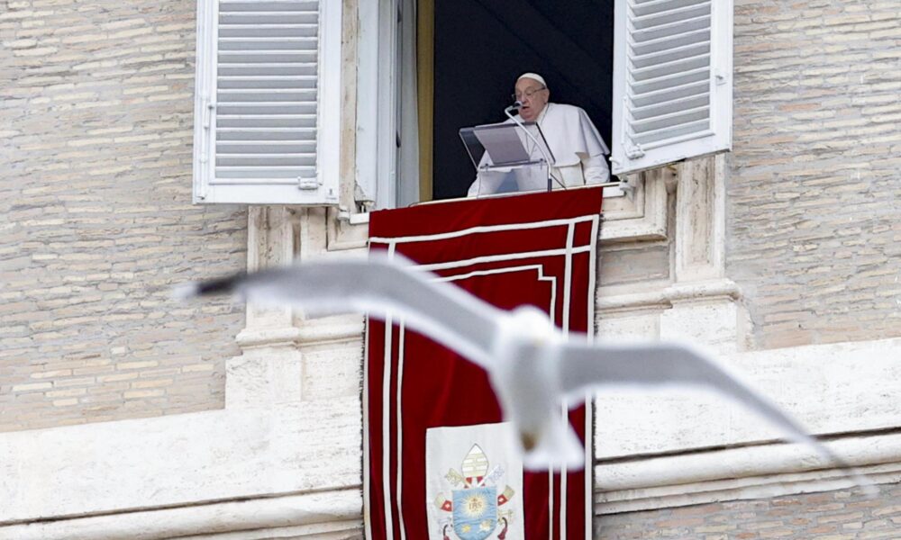 El papa Francisco dirige la oración del Angelus, la oración tradicional del domingo, desde la ventana de su oficina con vista a la Plaza de San Pedro, en el Vaticano, 19 de enero de 2025. (Papá) 
EFE/EPA/FABIO FRUSTACI