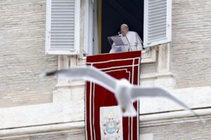 El papa Francisco dirige la oración del Angelus, la oración tradicional del domingo, desde la ventana de su oficina con vista a la Plaza de San Pedro, en el Vaticano, 19 de enero de 2025. (Papá) 
EFE/EPA/FABIO FRUSTACI
